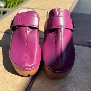 Women's Purple Leather Clogs size 8.5 (40)